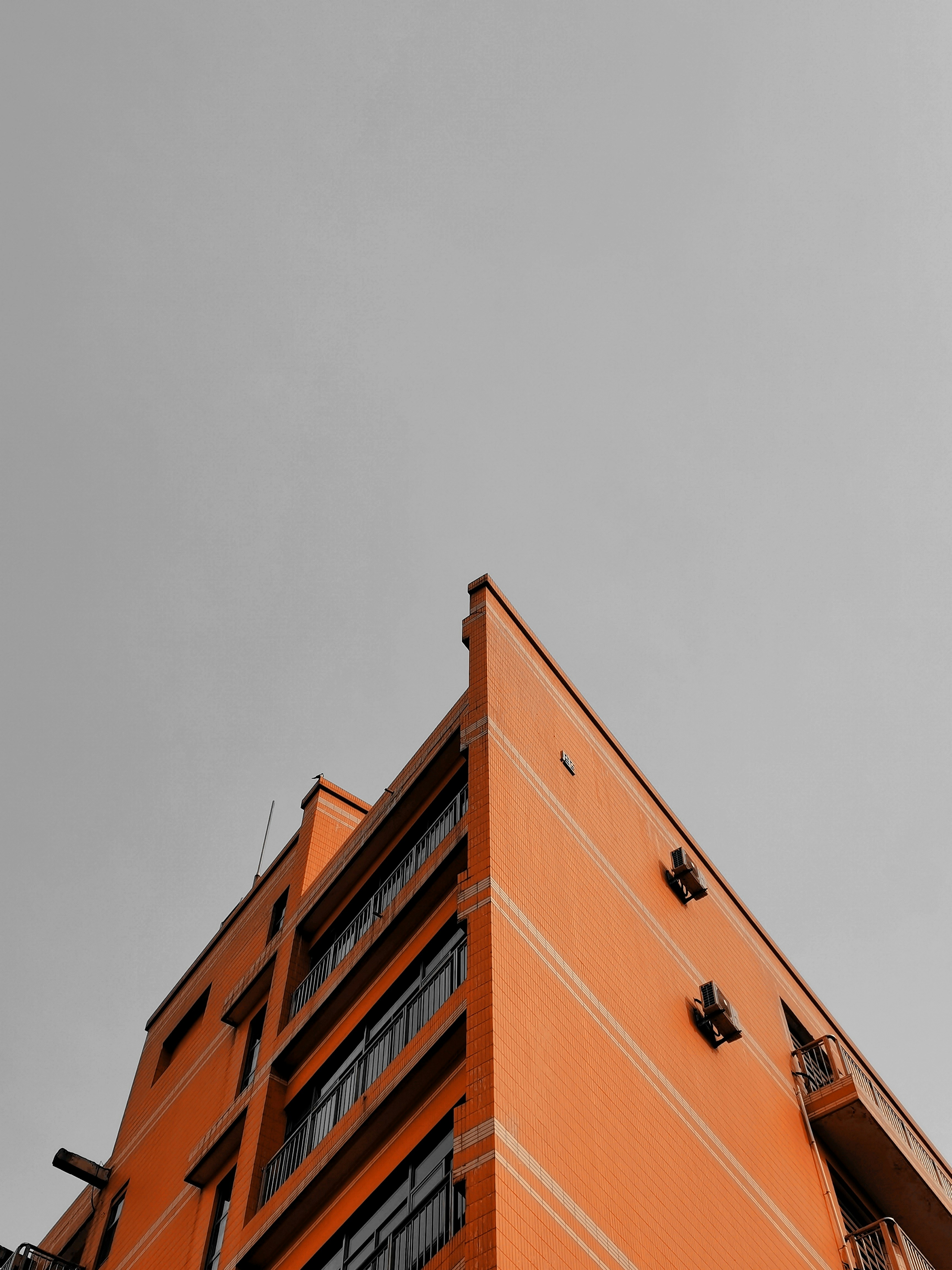 Palazzo residenziale con balconi visto dal basso